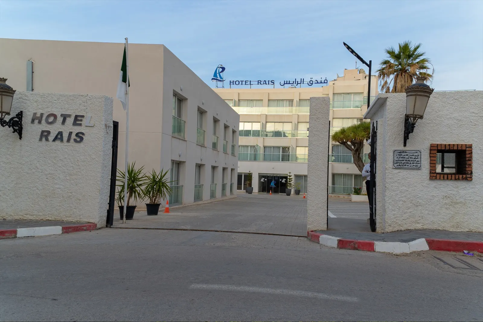 Entrée principale de l'Hôtel Raïs, Bordj El Bahri